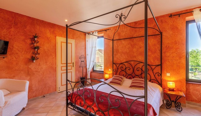 Room Myriam – Oriental Charm and Comfort – Shared Pool