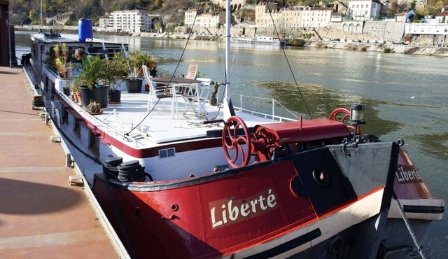 Room on houseboat unusual town center calm view impregnable