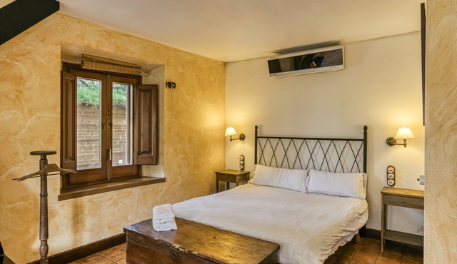Room 'Ponent' with Shared Pool, Wi-Fi and Air Conditioning