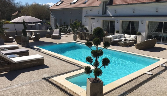 ROOM ROSE + BATHROOM