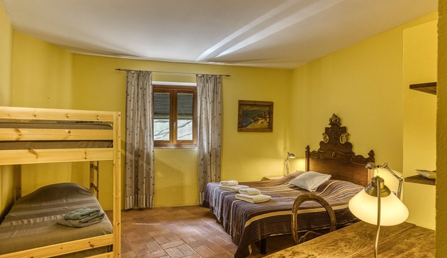 Room 'Sajolida' with Shared Pool, Wi-Fi and Air Conditioning