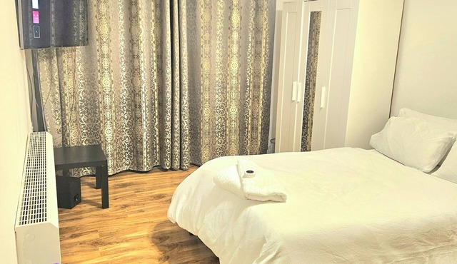 Room-spacious Retreat With Private Balco