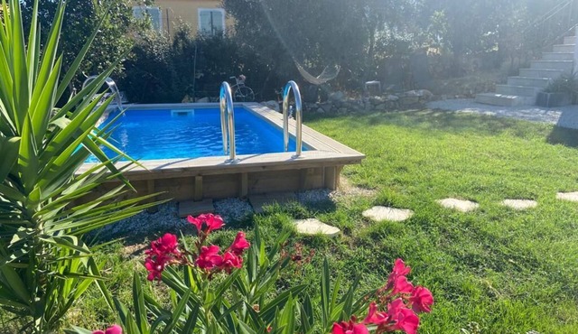 Room-Studio with garden & pool in lively village 10 minutes from beaches