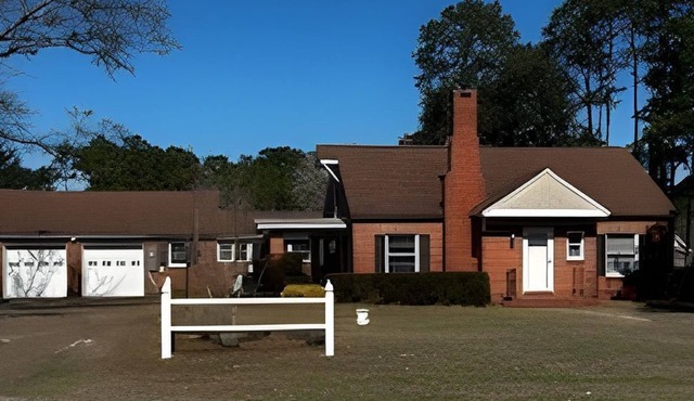 Room to bring a Boat and Park a Car or 2! - 3 B/R house 2 miles to Holden Beach!