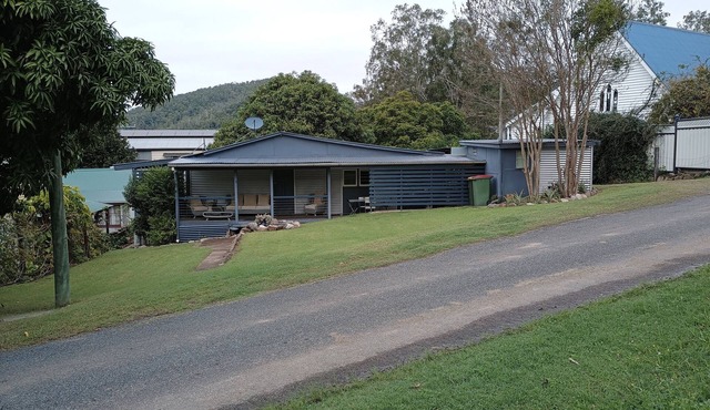 Room to park Boats. n1 km to Somerset Dam "The Spit" for Water Sports & Fishing.