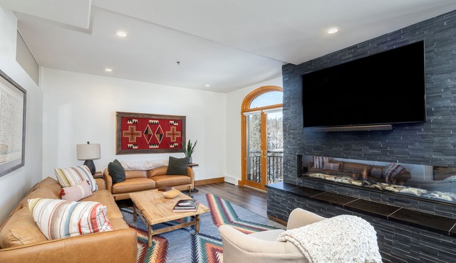 Room to Roam! Renovated Private 4-Bedroom Lodge Retreat With Mountain Views
