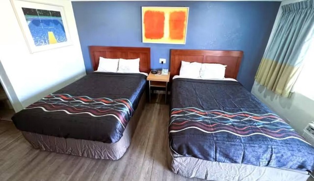 Room w/2 Queens + Kitchenette, Perfect for Extended Stays – Central Ridgecrest