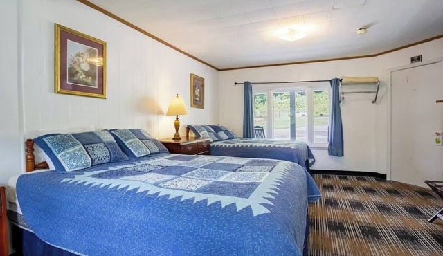 Room w/BBQ Access & Riverfront Ambiance – Ideal for Relaxing Mountain Retreats