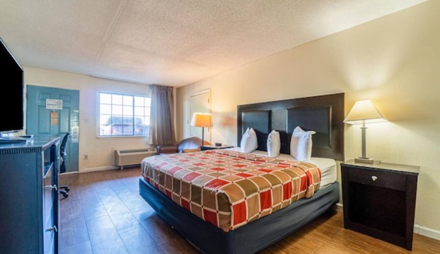 Room w/Free Parking & Seasonal Pool Near Beach | Outdoor Fun & Comfort