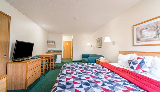 Room w/Jetted Tub - Perfect for a Relaxing Stay! Free Onsite Parking