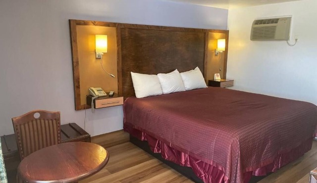 Room w/King Bed, Scottish Inns, Free Parking, few Minutes from Niagara Falls