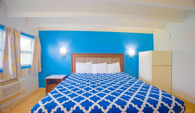 Room w/Marble Shower & King Bed Perfect for Exploring Space Coast Highlights