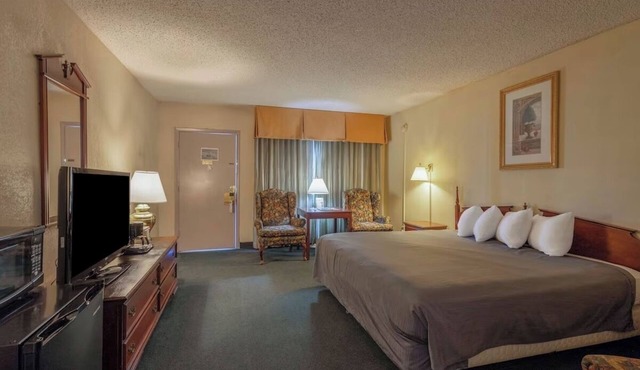 Room w/Microwave & Fridge Near Route 66 – Great For Quick Lunch Stops In Gallup