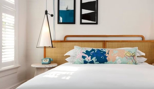 Room w/Queen Bed in Vibrant Key West! Enjoy Romantic Ambience near Attractions