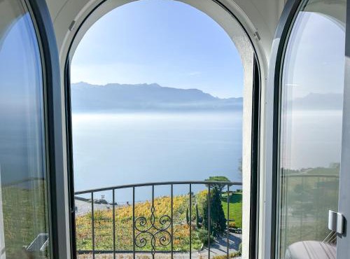 Room with 360° view overlooking Lake Geneva and Alps