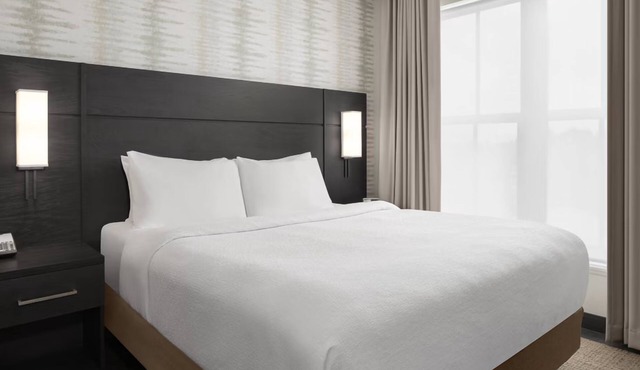 Room with Full Kitchen! Outdoor Heated Pool! Free Parking Onsite!