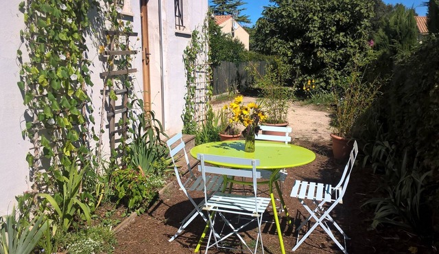 Room with independent access in villa