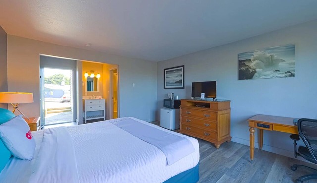 Room with King Bed Near Yaquina Head Lighthouse Perfect for Exploring – 3.2 Mi