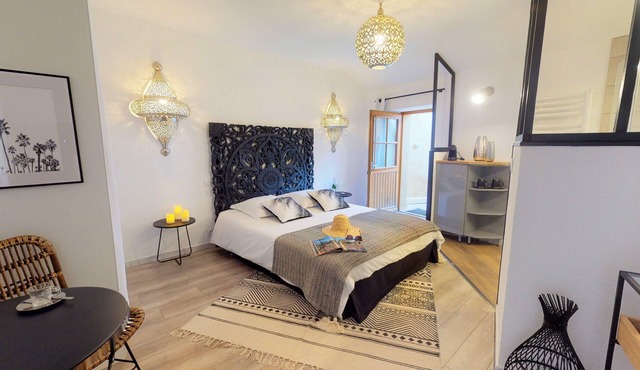 Room with private access to Pool-Jacuzzi, Sauna, Billiards tables