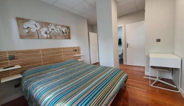 Room with Private Bathroom in front of Guggenheim. Riverview. Optional Parking