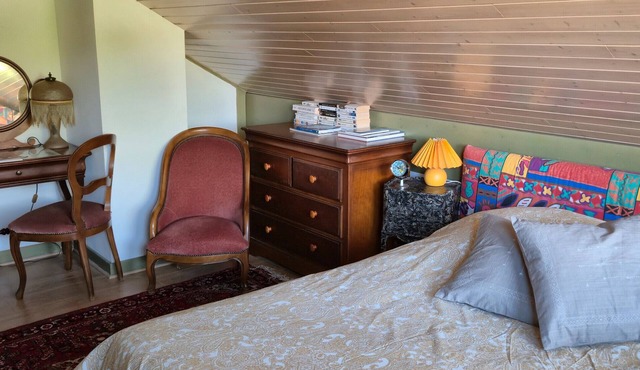 Room with private bathroom and balcony by the canal