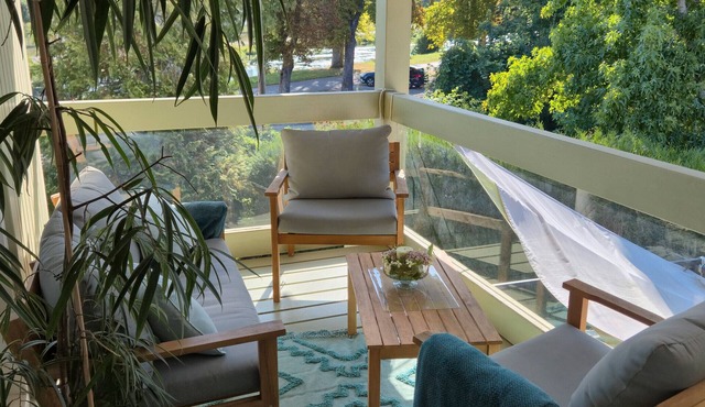 Room with Private Bathroom and Balcony by the Canal