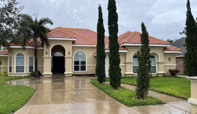 Room with private entrance. own bathroom, 2 miles from The UTRGV