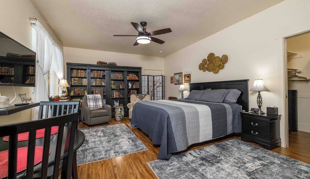 Room With Private Entrance & Private Bathroom & W/D