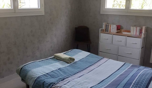 Room with private shower and toilet in Luynes