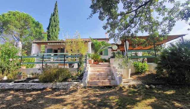 Room with terrace and pool between Nîmes and Alès. Magnificent view of the Cévennes