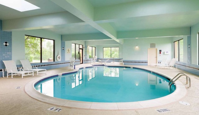 Room with Whirlpool & Free Breakfast – Just Minutes from Carlisle Army Barracks