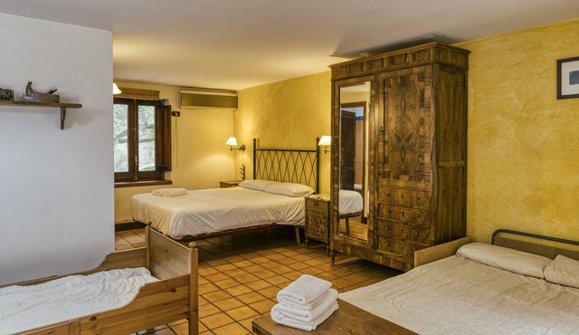 Room 'Xaloc' with Shared Pool, Wi-Fi and Air Conditioning