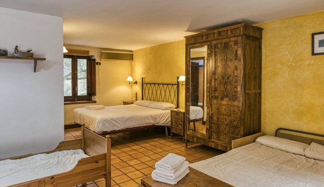 Room 'Xaloc' with Shared Pool, Wi-Fi and Air Conditioning