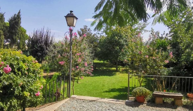 Rooms and apartment in a house with a garden more than 200 years old.