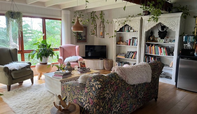 Rooms available Dangar Island, Artist retreat 2 minutes walk to the beach