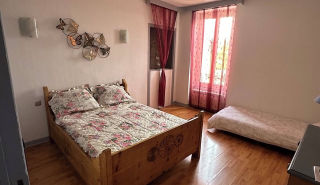 Rooms in spacious, quiet apartment, Montchanin town center