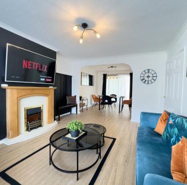 ROOMS NEAR ME - ENTIRE 3 BEDROOM HOUSE WITH DRIVEWAY, lounge, kitchen & washroom with amenities, smart tv, near Worcester hospital