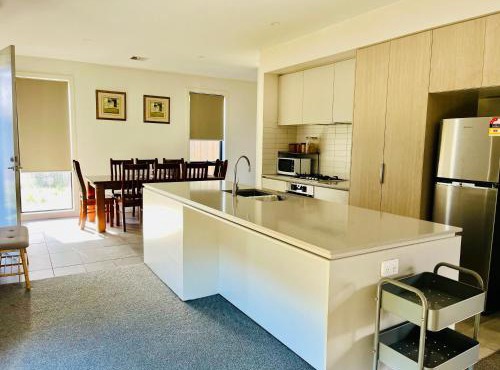 Rooms to share In heart of Asian Vietnamese area