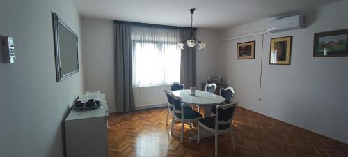 Rooms4U