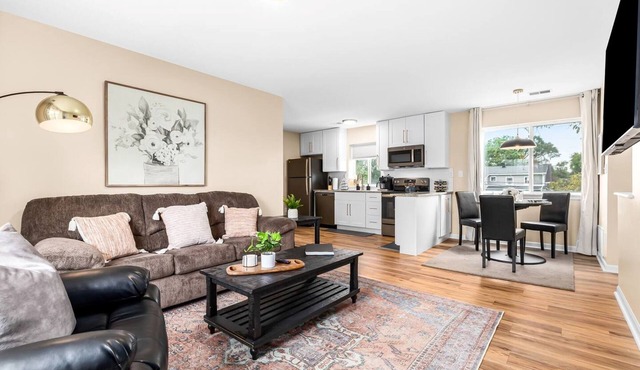 Roomy 1BR Upper Flat in the Heart of Roseville