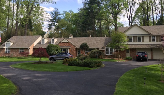 Roomy 2 Bedroom Apt. w/en Suite BA, Private Entry & Parking, Tennis Court