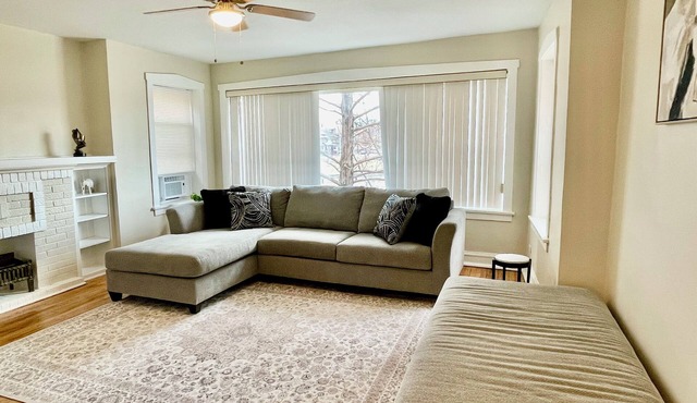 Roomy 2 bedroom Long-term Stay Apartment in Oak Park near downtown Chicago