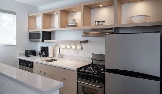 Roomy 2BR Suite with Full Kitchen, Pets Allowed, Short Drive to Kennedy Center!