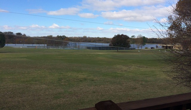Roomy 2nd Floor Spacious Guesthouse short drive to Lake Texoma