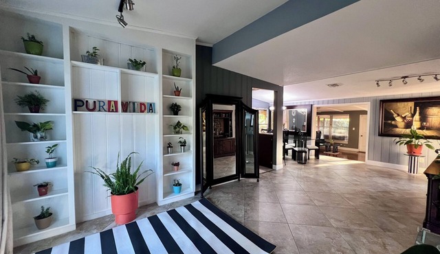 Roomy 3/2, Pet-Friendly Yard Near Downtown, Hospitals, Stadiums. Long-stay ready