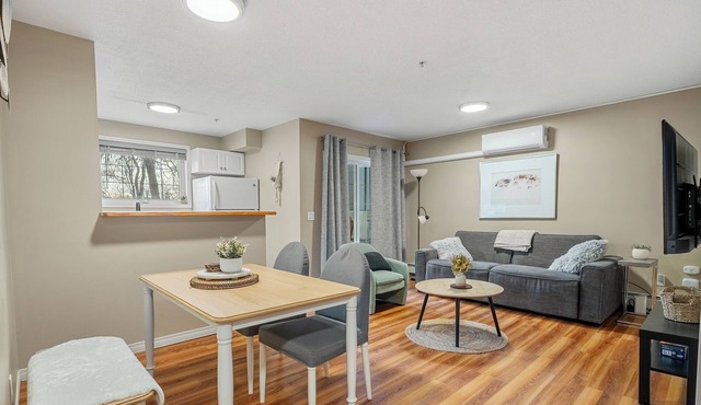 Roomy 3-Bed Downtown, AC, Heated Underground Parking, Near Saddledome & Stampede