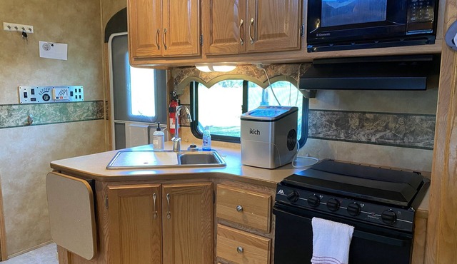 Roomy 3 Bed RV- Near the White River, Fishing, Trails and Hunting