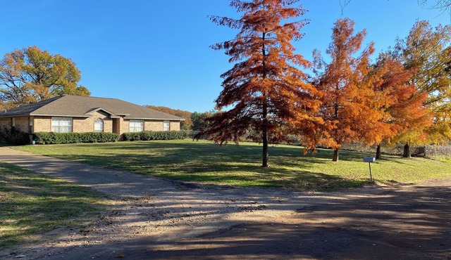 Roomy 3-bedroom house in lovely Palestine, TX