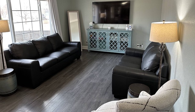 Roomy 3 BR - Sleep 6 - Dog Friendly - Near Legends - Game Room - Quiet Area
