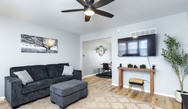 Roomy 4BR/2.5BA Home, Arcade & Deck in Davenport